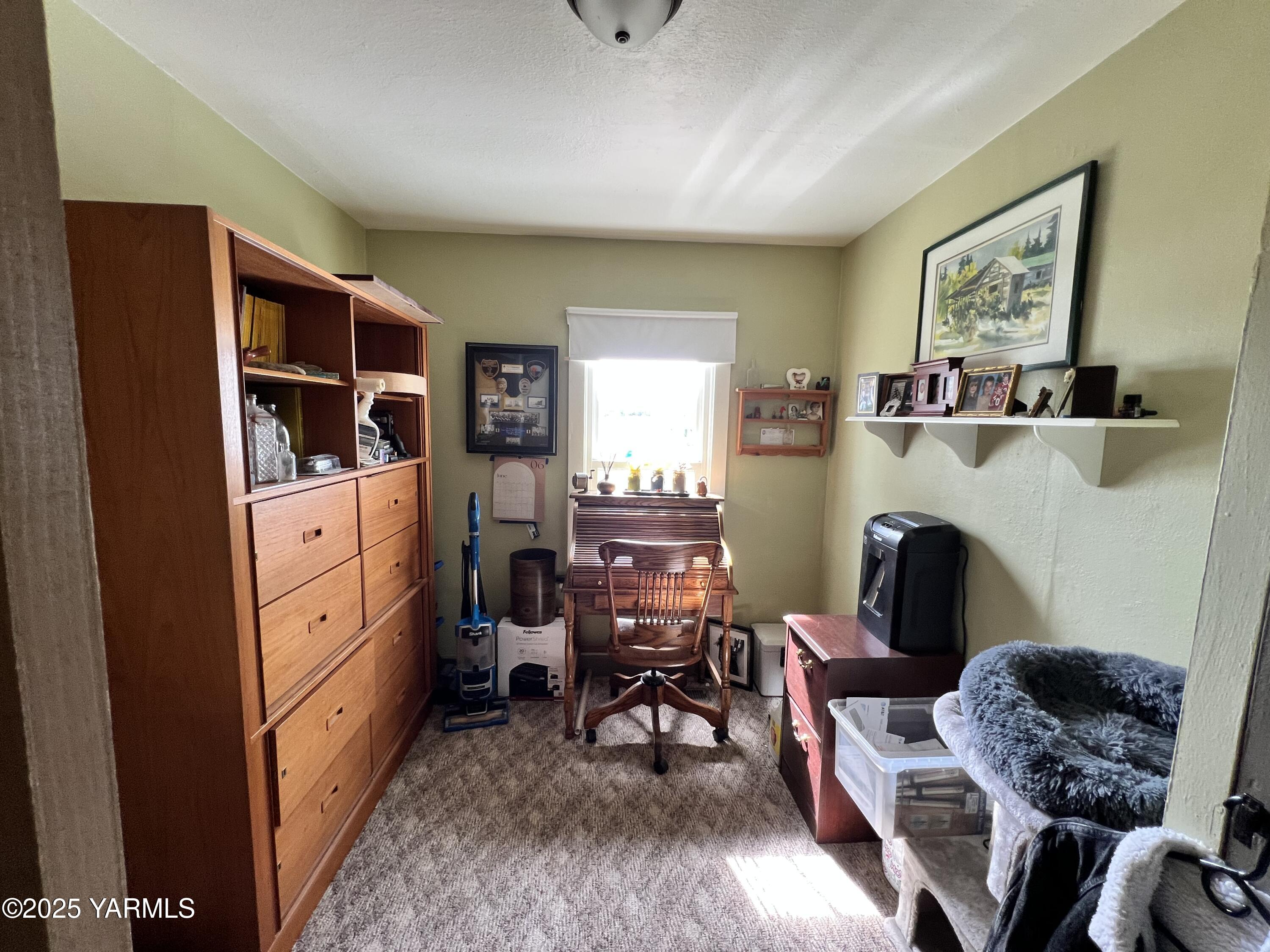 960 Knight Hill Road Zillah, WA 98953 - Photo 18 of 21 a living room with furniture and a window