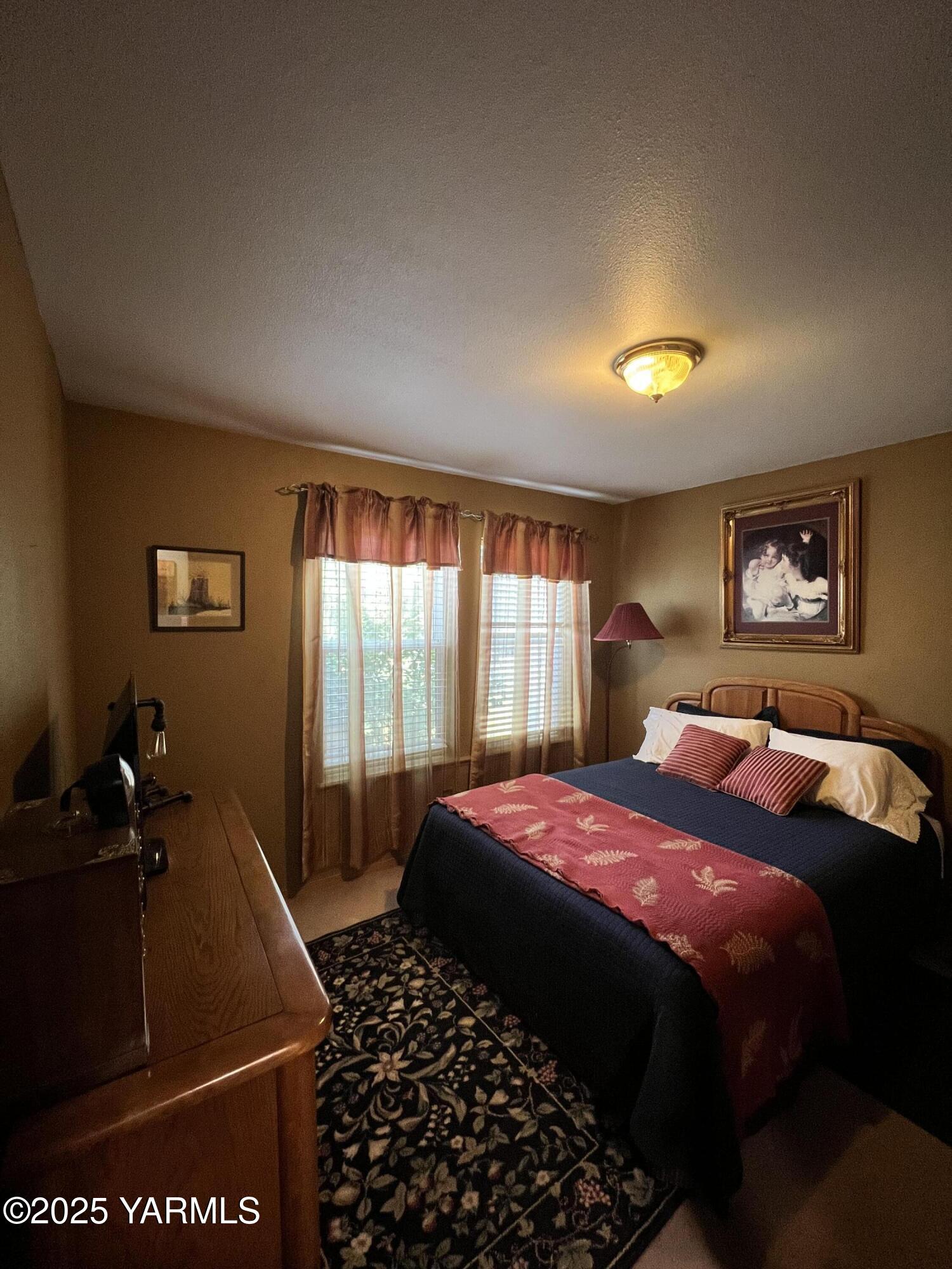 960 Knight Hill Road Zillah, WA 98953 - Photo 19 of 21 a bedroom with a bed and a window