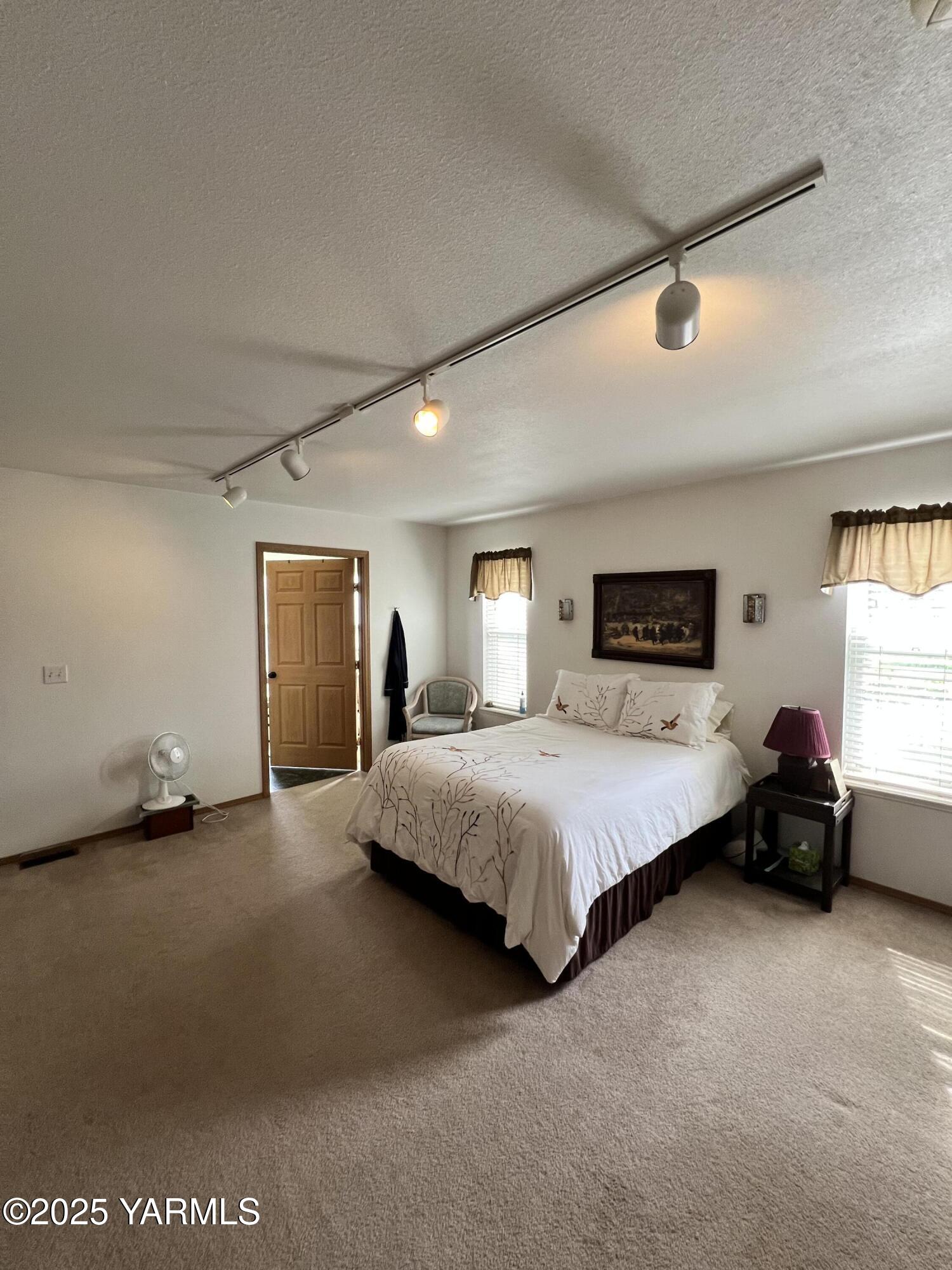 960 Knight Hill Road Zillah, WA 98953 - Photo 20 of 21 a spacious bedroom with a bed and a couch