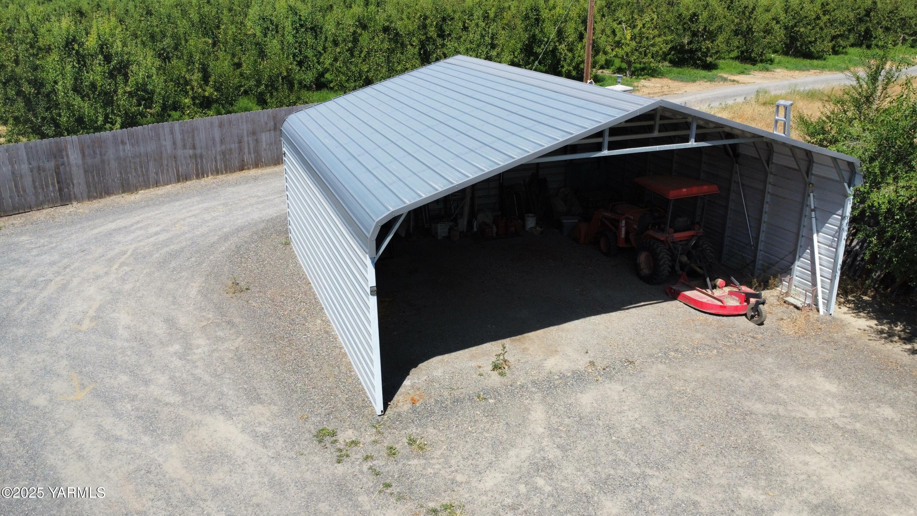 960 Knight Hill Road Zillah, WA 98953 - Photo 8 of 21 a view of backyard with small cabin and wooden fence