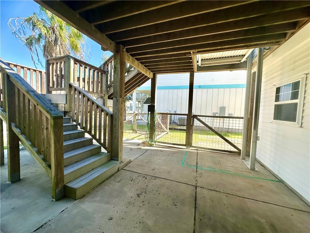 39 Front Street Rockport, TX 78382 - Photo 31 of 38 a view of an entryway