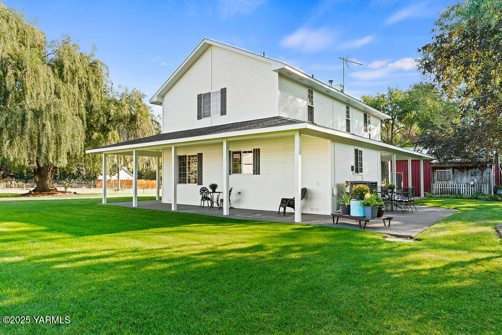 790 Cook Road Yakima, WA 98908 - Photo 27 of 46 a front view of house with yard and outdoor seating