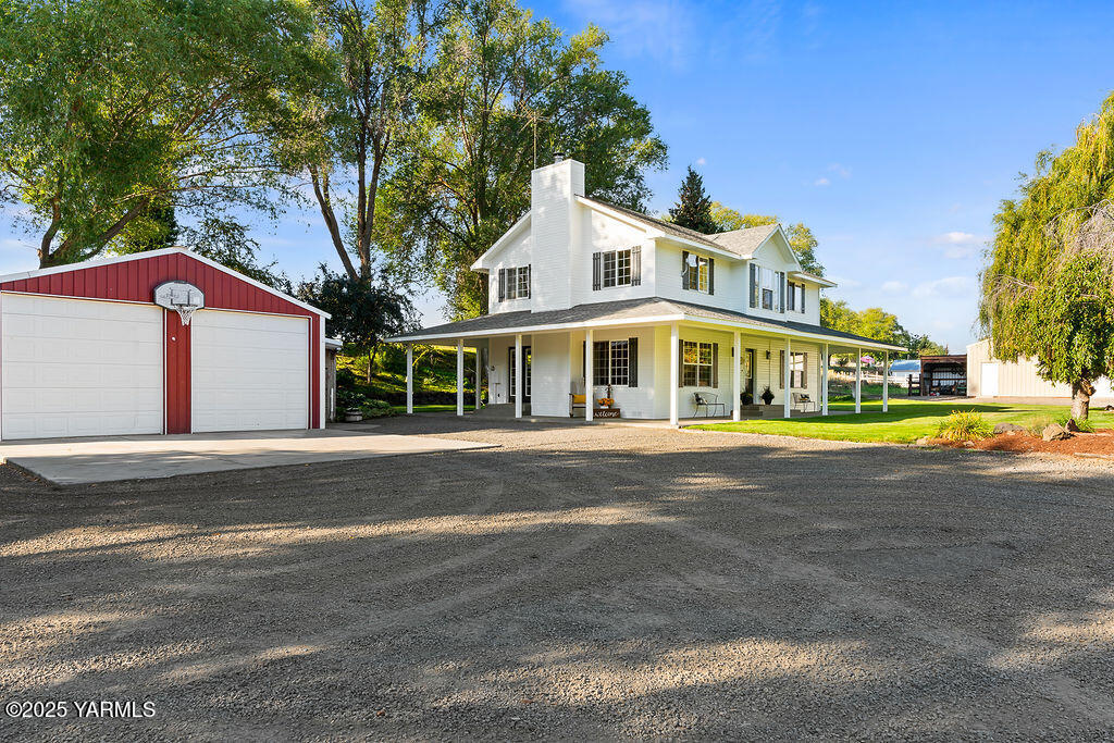 790 Cook Road Yakima, WA 98908 - Photo 29 of 46 a front view of a house with a yard