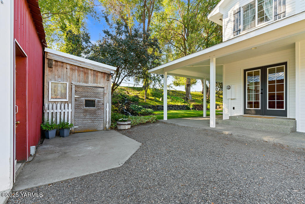 790 Cook Road Yakima, WA 98908 - Photo 30 of 46 front view of a house with a street