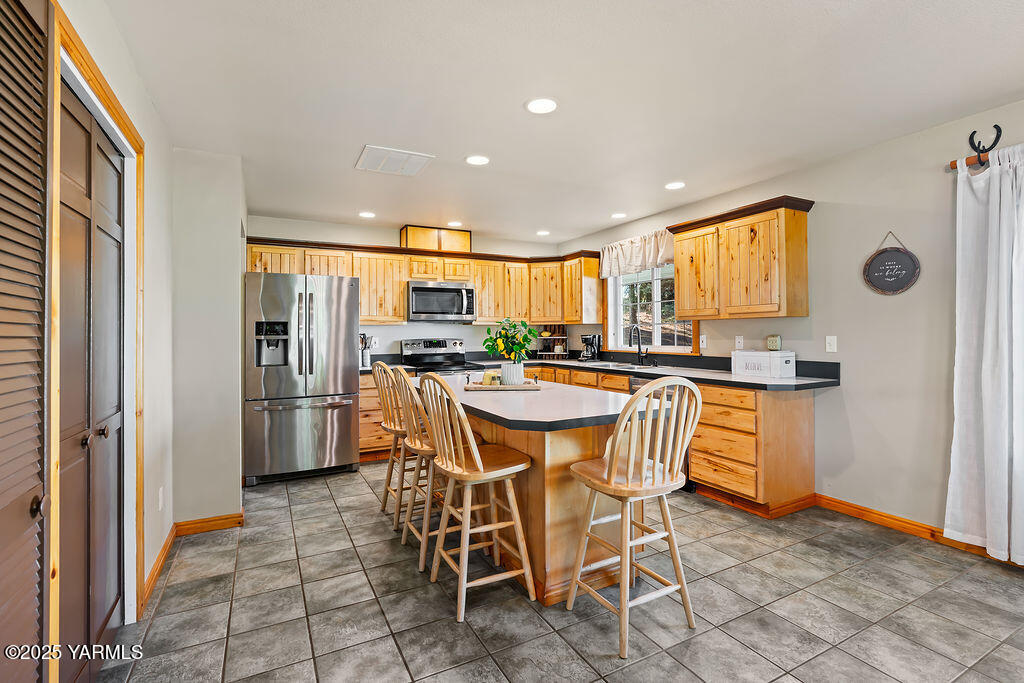 790 Cook Road Yakima, WA 98908 - Photo 6 of 46 a dining hall with stainless steel appliances a dining table and chairs