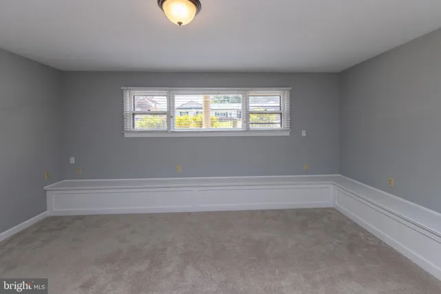 a view of empty room with window
