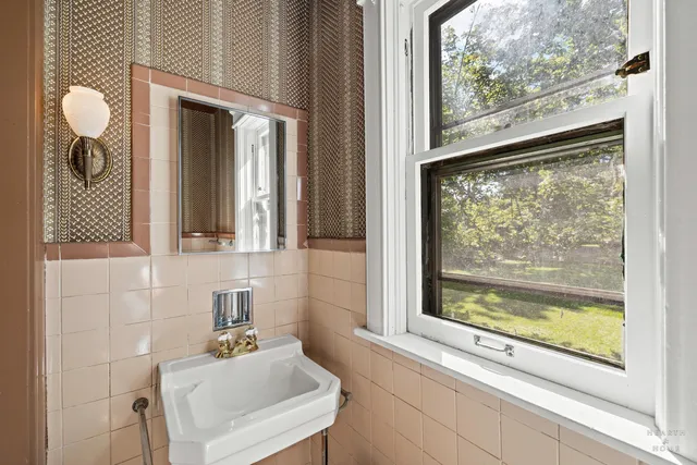 $425,000 | 84 North Walkup Avenue, Crystal Lake, IL 60014