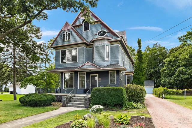 $425,000 | 84 North Walkup Avenue, Crystal Lake, IL 60014