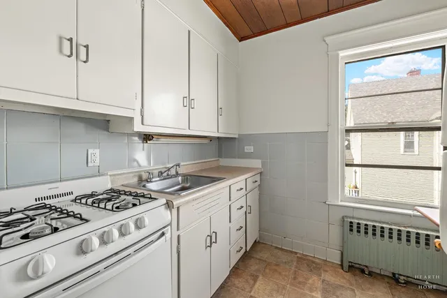 $425,000 | 84 North Walkup Avenue, Crystal Lake, IL 60014