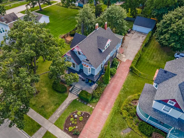 $425,000 | 84 North Walkup Avenue, Crystal Lake, IL 60014