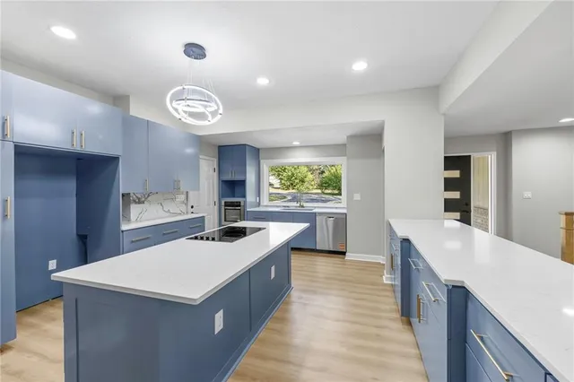 $650,000 | 7019 West 69th Terrace, Overland Park, KS 66204