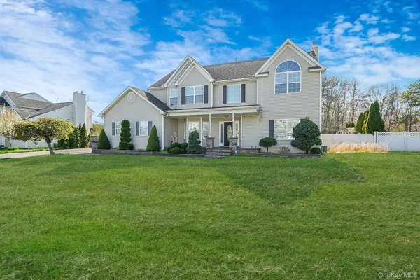 $799,000 | 4 Jordan Drive, Medford, NY 11763