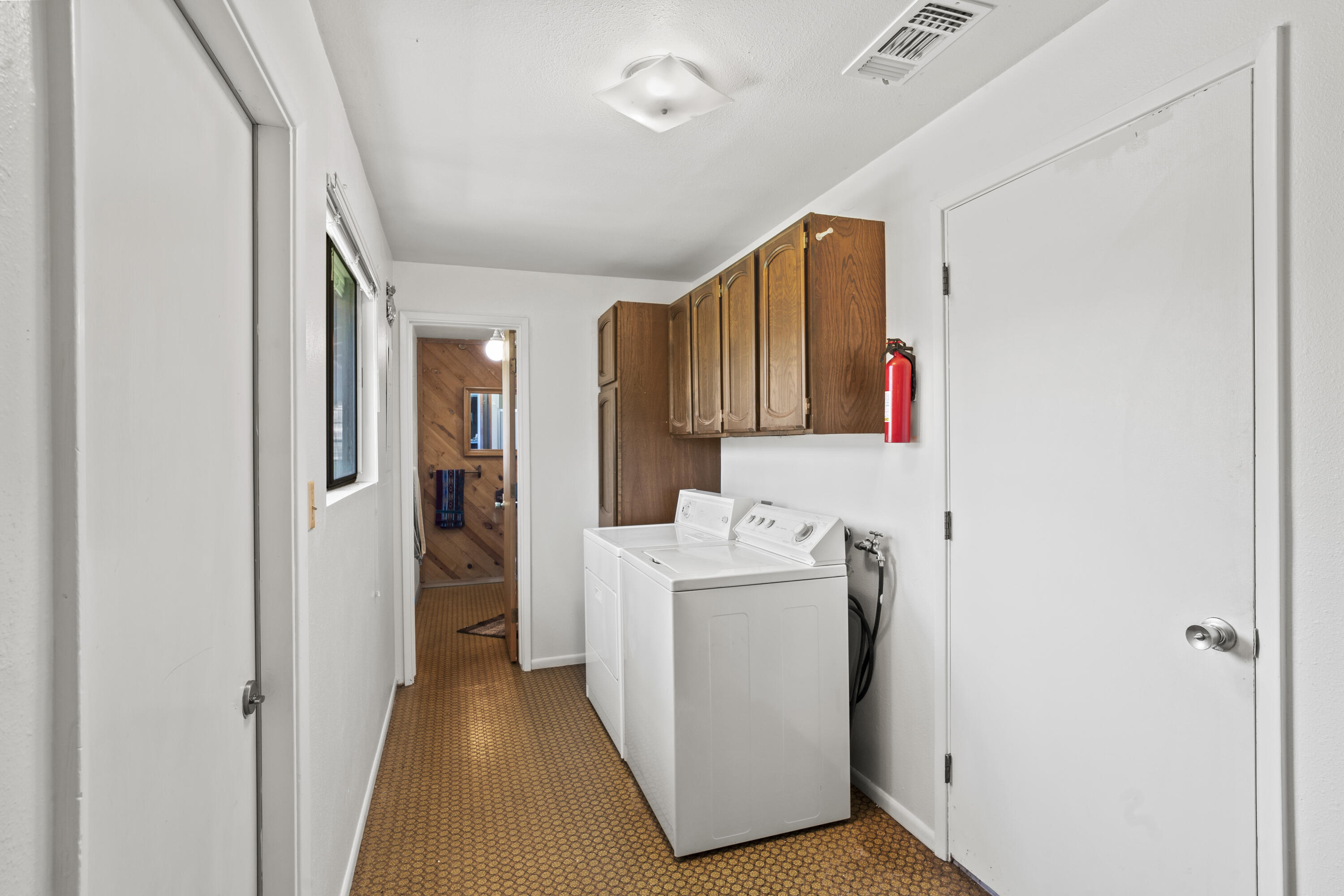 2800 Cedar Flat Road Williams, OR 97544 - Photo 18 of 48 Laundry