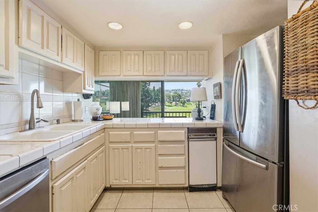 5555 Canyon Crest Drive, Unit 2F Riverside, CA 92507 - Photo 12 of 29