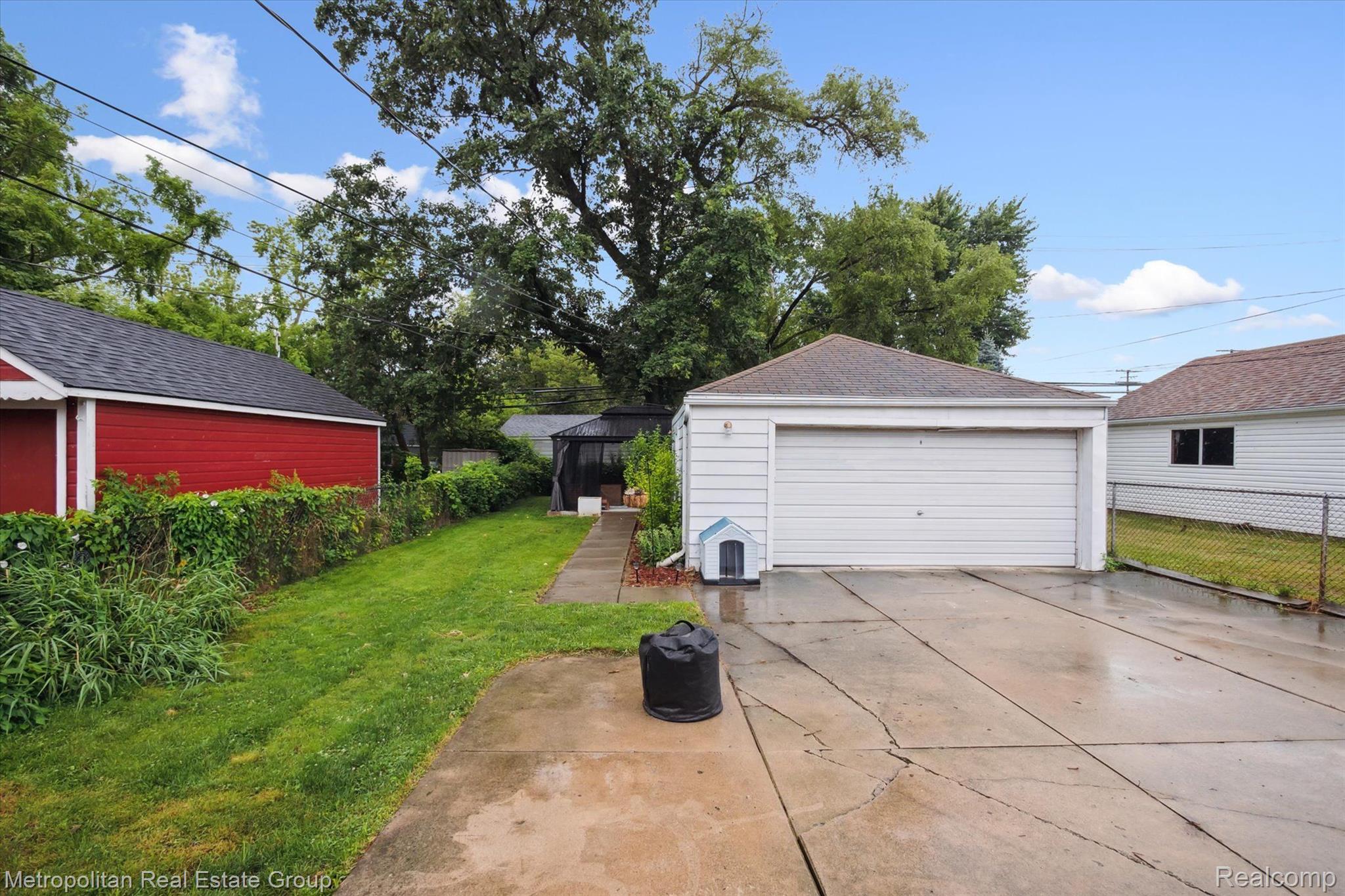 1833 Roslyn Road Grosse Pointe, MI 48236 - Photo 38 of 43 Gallery Image 38