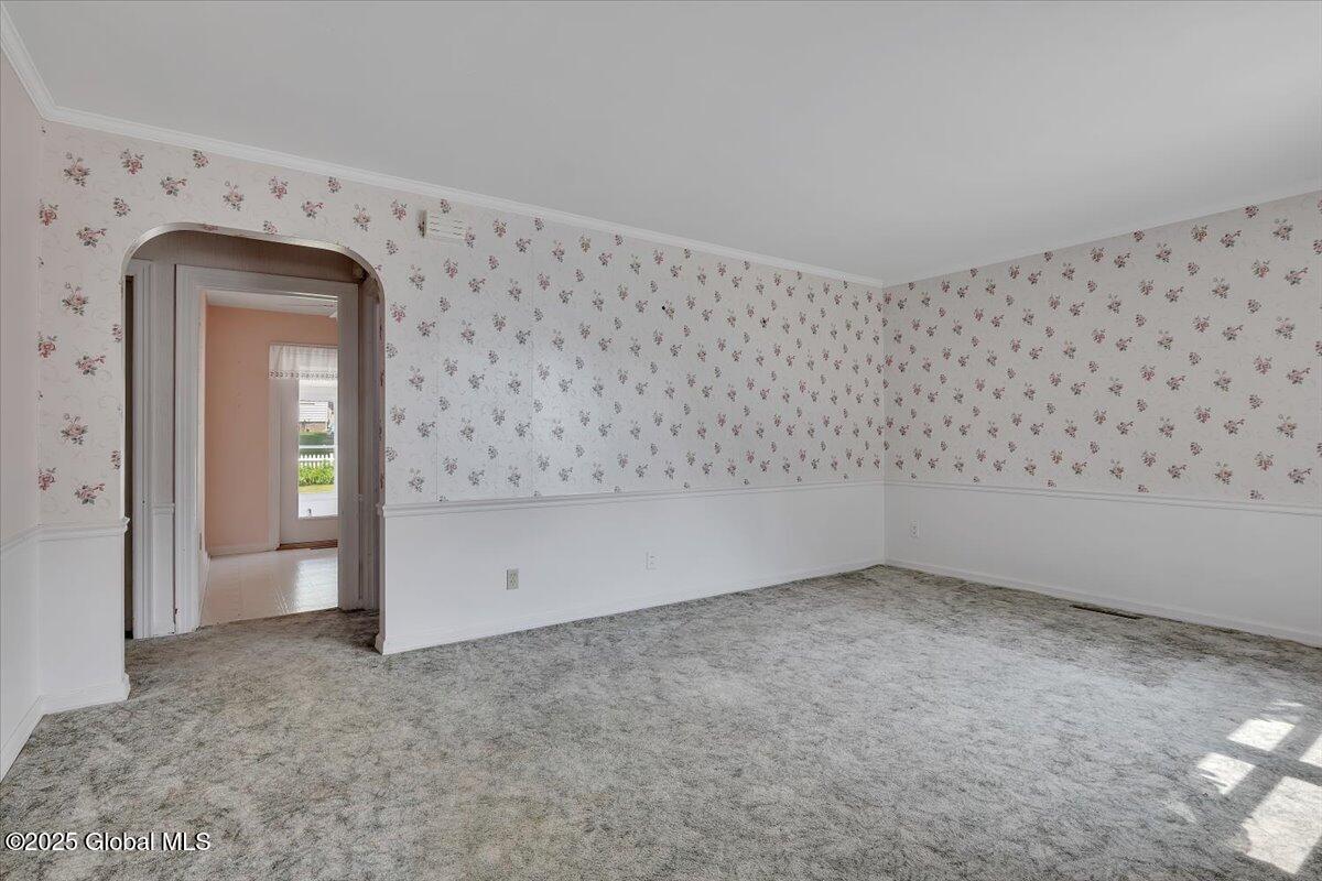 327 Sullivan Road Schenectady, NY 12304 - Photo 4 of 31 05-P1430545