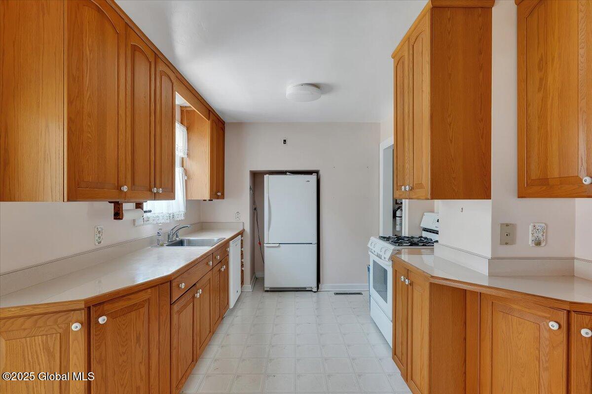 327 Sullivan Road Schenectady, NY 12304 - Photo 7 of 31 08-P1430591