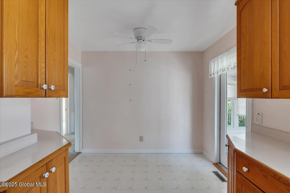 327 Sullivan Road Schenectady, NY 12304 - Photo 8 of 31 09-P1430597