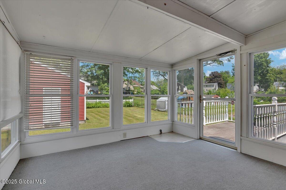 327 Sullivan Road Schenectady, NY 12304 - Photo 9 of 31 12-P1430603