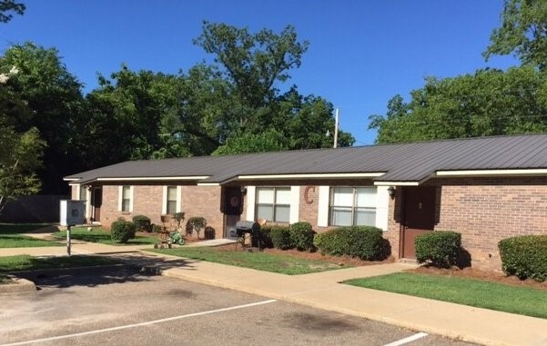 259 West 1st Street Luverne, AL 36049 - Photo 3 of 6 front view of a house with a yard
