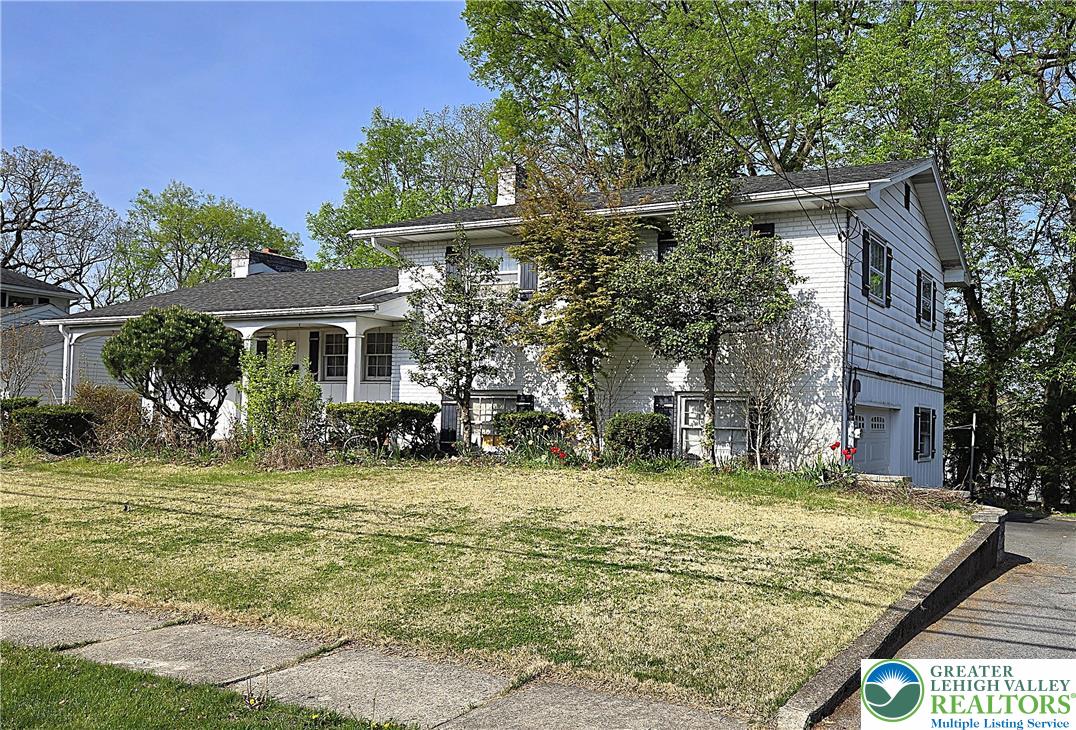 a view of a house with a yard