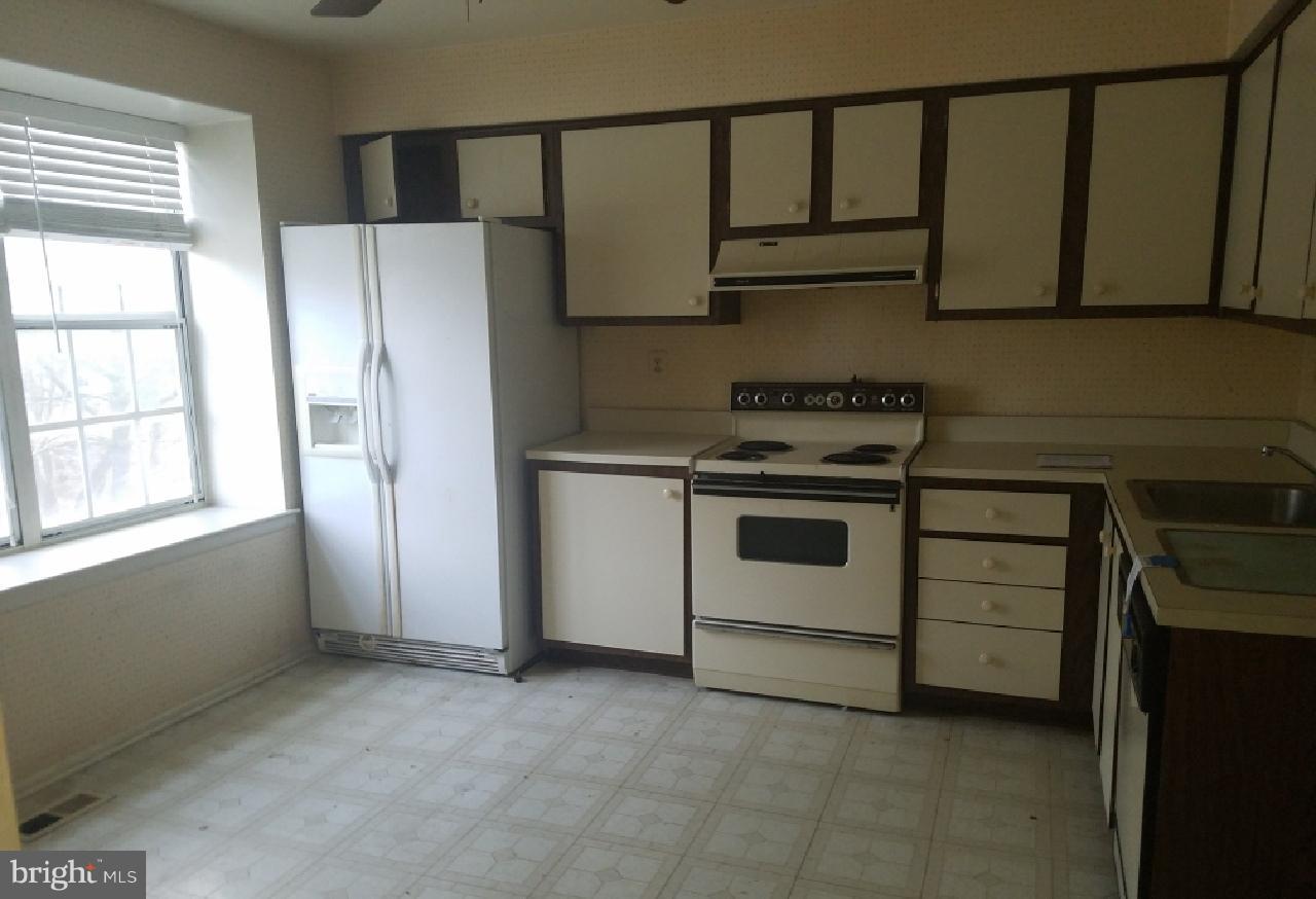 2529 Ebony Road Baltimore, MD 21234 - Photo 3 of 12 Kitchen