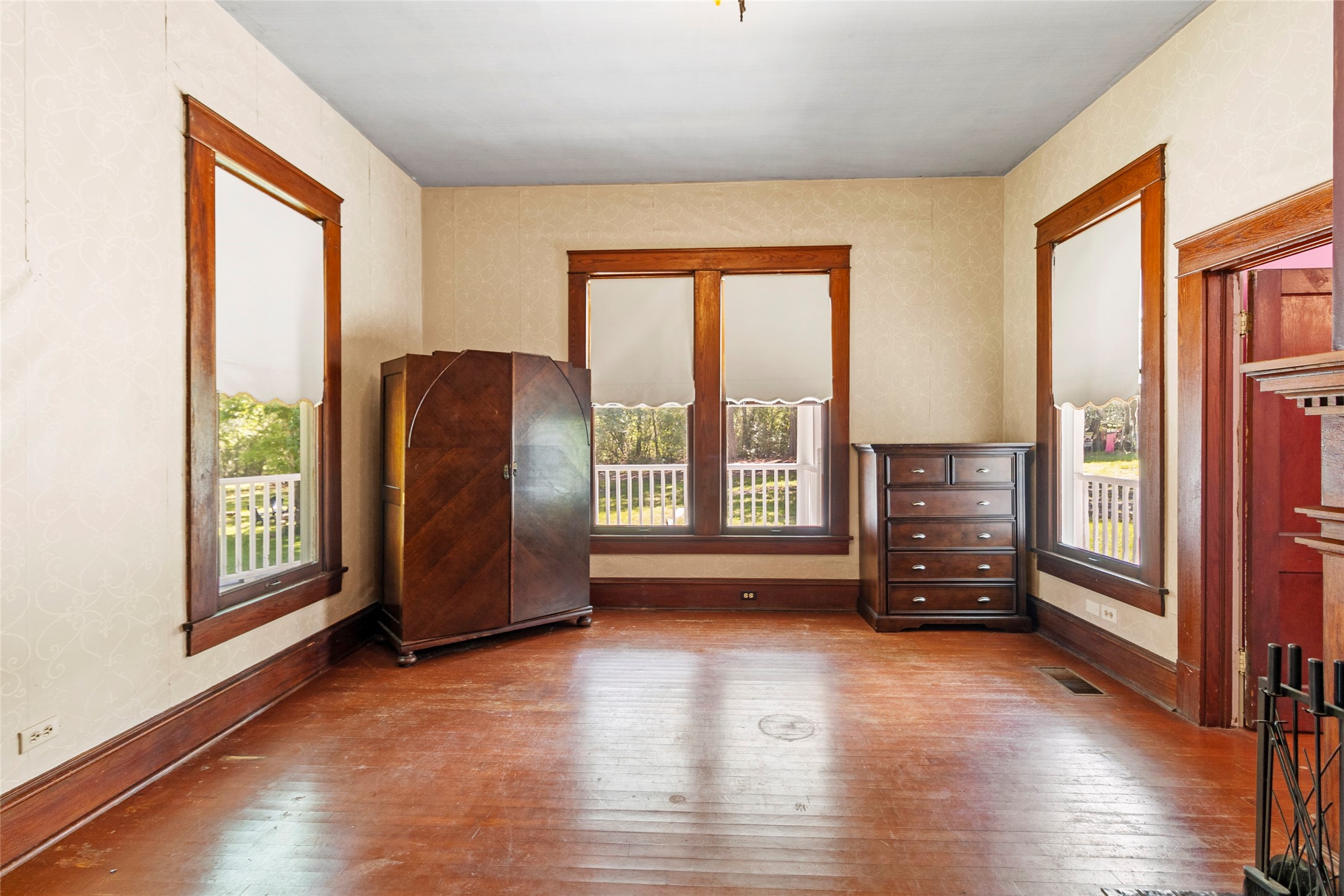 38 Darrell White Road Huntsville, TX 77340 - Photo 9 of 49 a living room with furniture and large windows