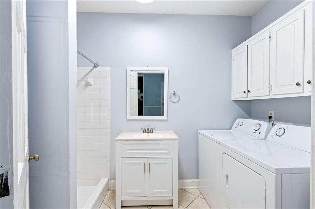 140 Old Fairburn Close Southwest South Fulton, GA 30331 - Photo 10 of 28 a utility room with dryer and washer
