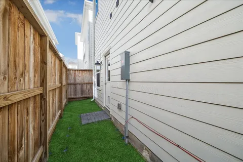 $435,000 | 728 Carriage Knolls Drive, Houston, TX 77008