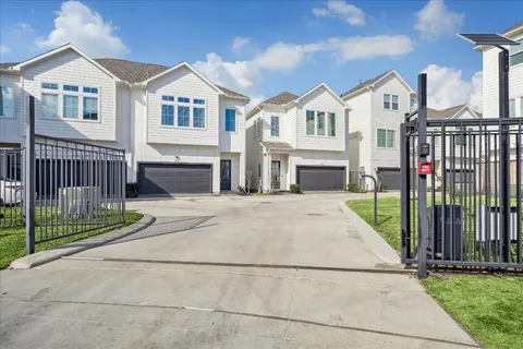 $435,000 | 728 Carriage Knolls Drive, Houston, TX 77008