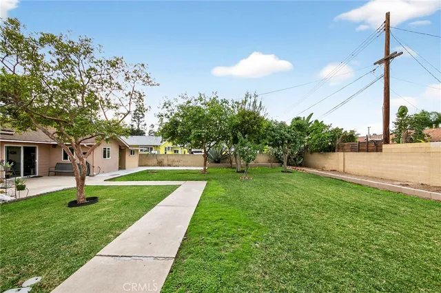 a view of a backyard