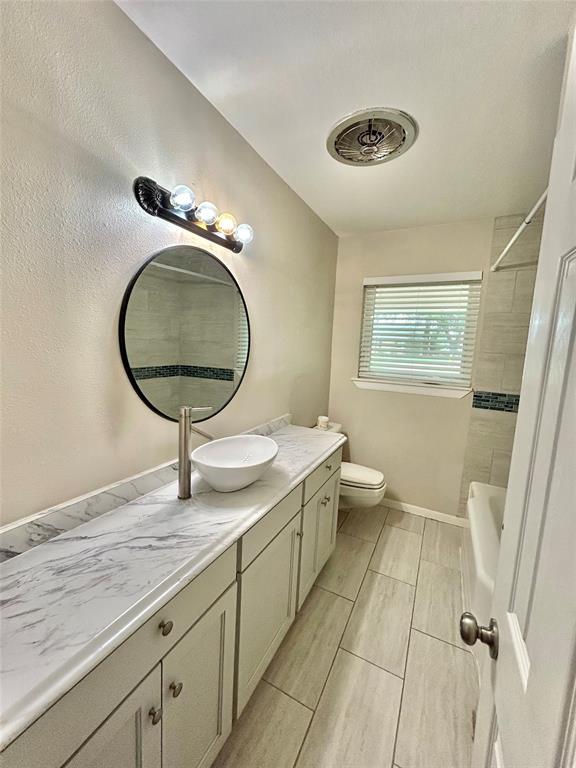 306 Line Drive Gainesville, TX 76240 - Photo 14 of 21 Primary Bathroom