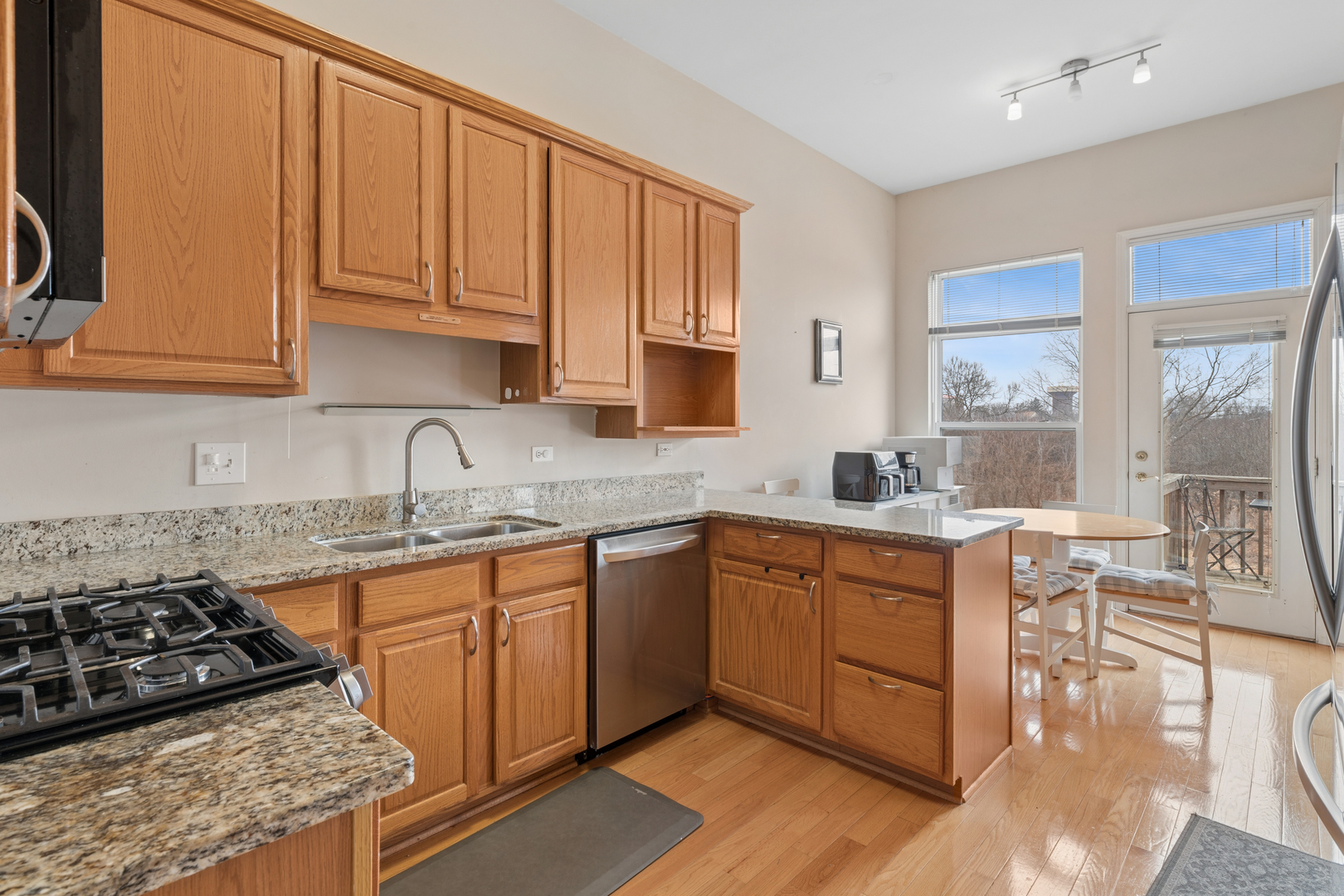 272 Prairie View Lane Wheeling, IL 60090 - Photo 7 of 24