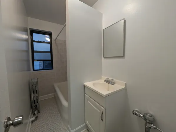 $1,095 | 5417 North Kenmore Avenue, Unit 404, Chicago, IL 60640