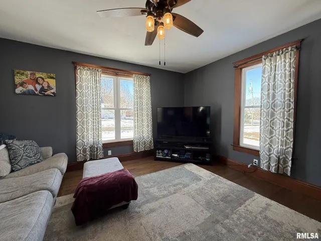 $299,000 | 109 East West Street, Oneida, IL 61467