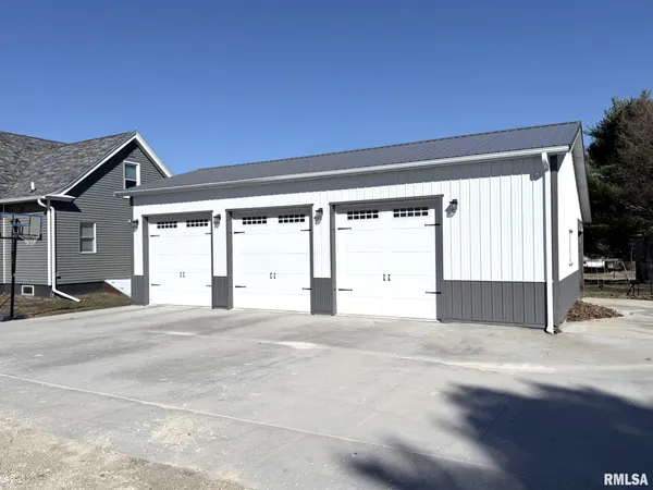 $280,000 | 109 East West Street, Oneida, IL 61467