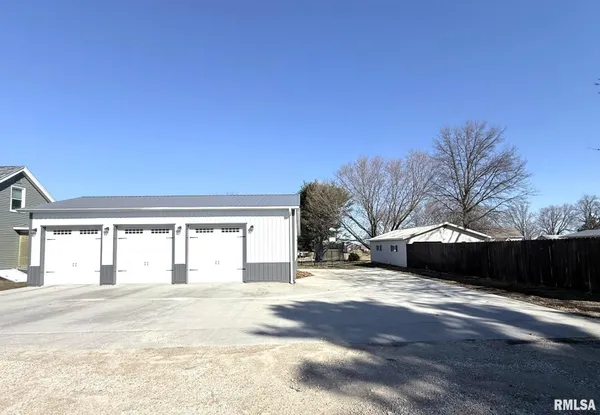 $280,000 | 109 East West Street, Oneida, IL 61467