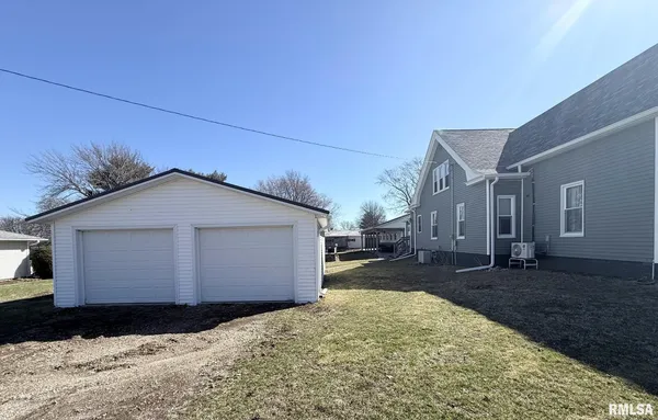 $280,000 | 109 East West Street, Oneida, IL 61467