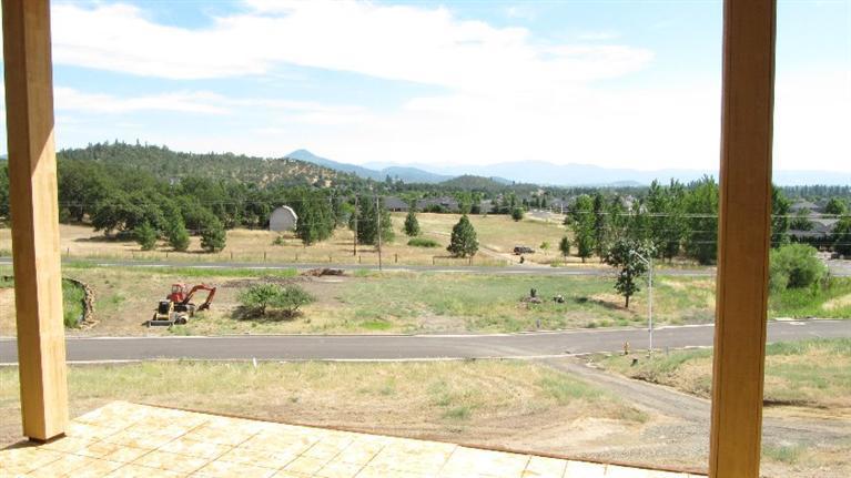 1032 Azure Way Eagle Point, OR 97524 - Photo 2 of 10 Additional Photo