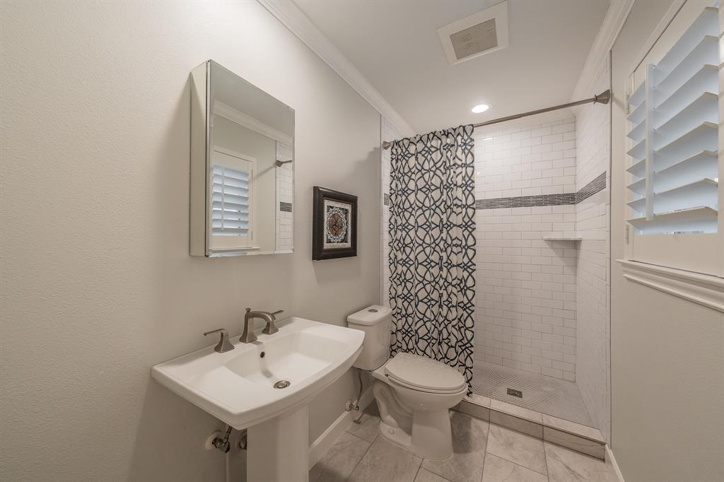 913 Roaring Springs Road Fort Worth, TX 76114 - Photo 20 of 31 Primary Bathroom