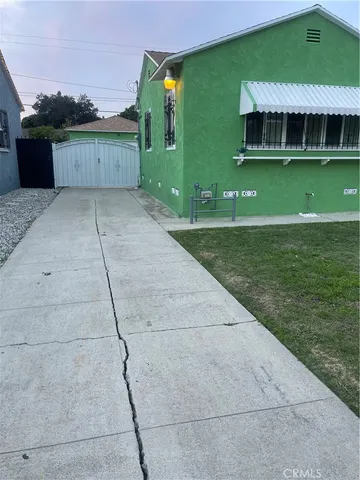 a view of a back yard