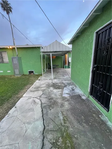 a view of a house with backyard and porch