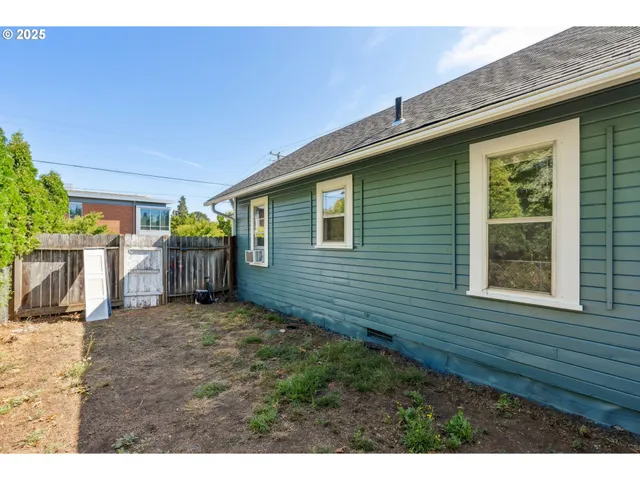 a view of a backyard