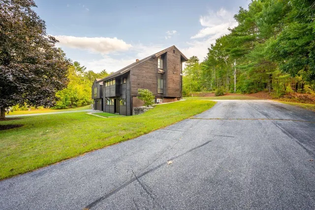 $679,000 | 2 Flynn Road, Raymond, ME 04071