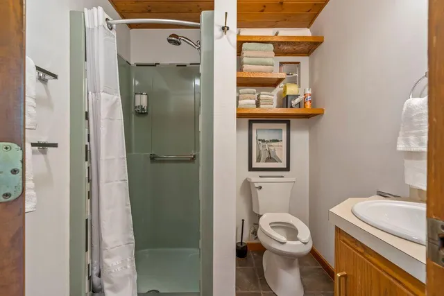 $679,000 | 2 Flynn Road, Raymond, ME 04071