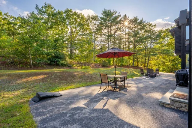 $679,000 | 2 Flynn Road, Raymond, ME 04071