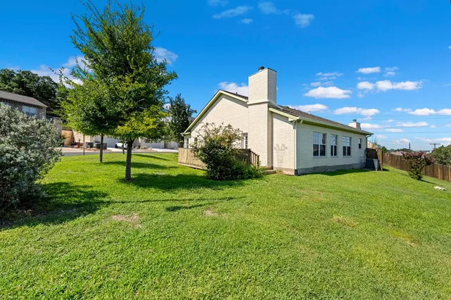 a view of a house with backyard and garden