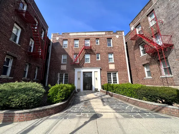 $2,200 | 477 Merrick Road, Lynbrook, NY 11563