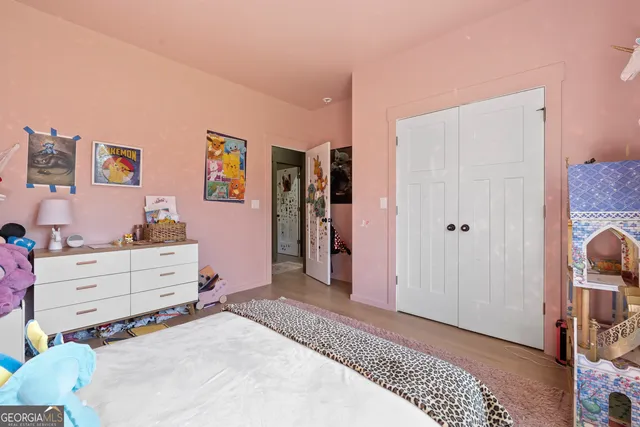 a bed room with a bed and a closet