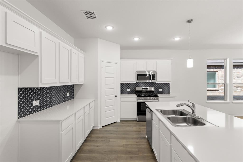 418 Comanche Drive Cleburne, TX 76033 - Photo 18 of 40 418 ComancheKitchen3